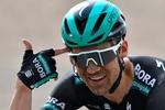 Det er næppe dagens triumf i Grand Prix Larciano tyskeren Maximilian Schachmann kommenterer med denne håndbevægelse, men snarere den uheldsramte deltagelse i Strade Bianche i går. Foto: Giuseppe Cacace/Ritzau Scanpix