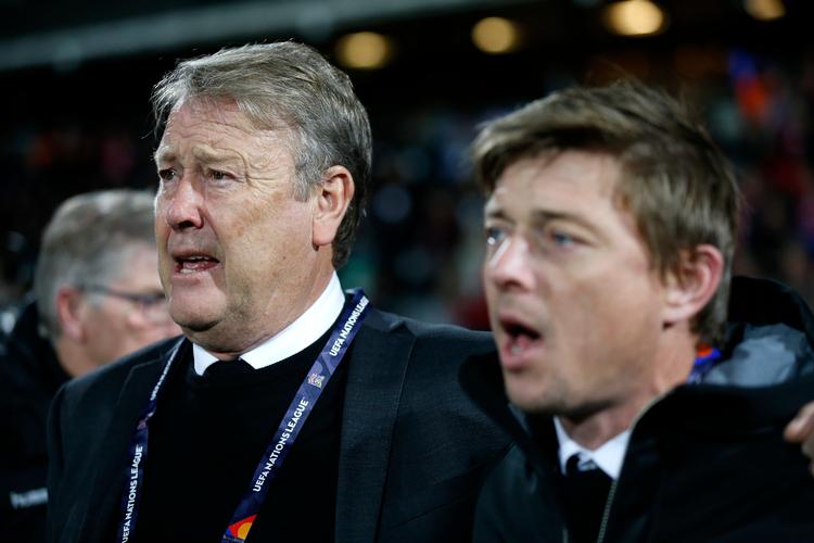 Trænerduoen Åge Hareide og Jon Dahl Tomasson, der er ubesejret i 24 landskampe på stribe, overvejer at hente flere unge spillere ind i truppen til forårets to første landskampe kampe 





    Nations League fodboldlandskamp på Århus stadion: Danmark - Irland. Danmarks landstræner Åge Hareide og assisterende træner Jon Dahl Tomasssen.
   Foto: Jens Dresling/POLFOTO