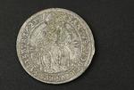 Stavefejl. På denne sølvdaler fra Salzburg er fundet en stavefejl. Der står i »SANTUS« i stedet for »SANCTUS«. . Foto: Museum Vestsjælland. 