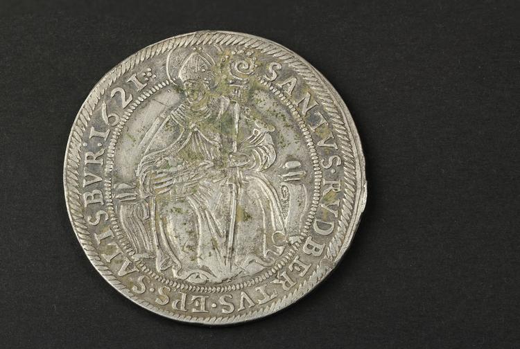 Stavefejl. På denne sølvdaler fra Salzburg er fundet en stavefejl. Der står i »SANTUS« i stedet for »SANCTUS«. . Foto: Museum Vestsjælland. 