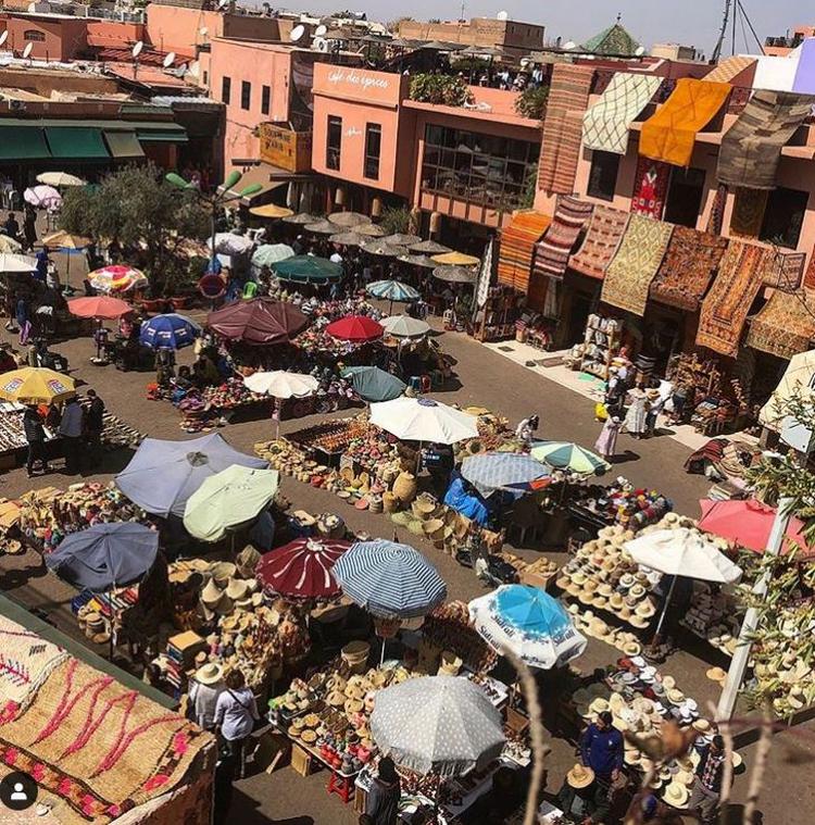 Farverne i Marrakesh i Marokko opleves bedst fra et af hustagene.  Foto: @ontrip.dk