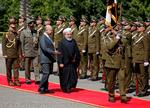 
    Iraks præsident Barham Salih siger velkomemn til iranian præsident Hassan Rouhani  i Bagdad. Foto: Thaier Al-sudani/Ritzau Scanpix