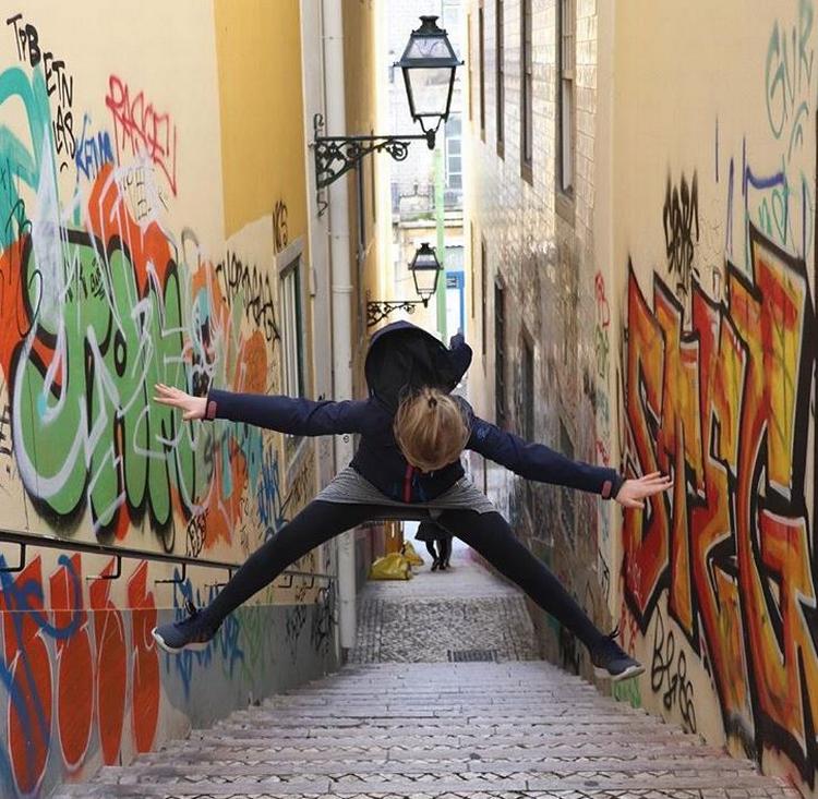 Spidergirl udforsker de stejle gader i Lissabon.  Foto: @glimtafverden