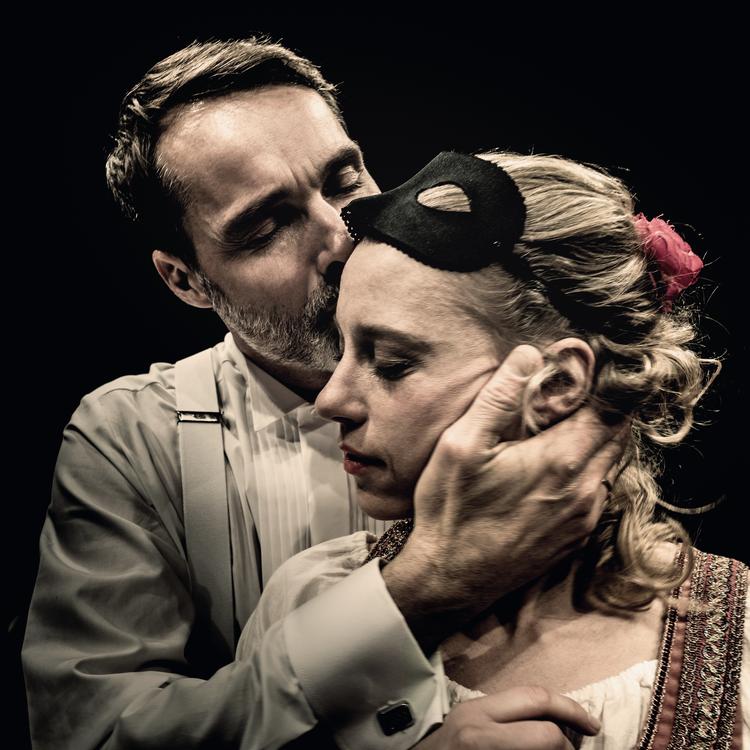 Det slår gnister mellem Sofie Topp-Duus og Martin Hestbæk som Nora og Torvald på Vendsyssel Teater. Foto: Jacob Stage