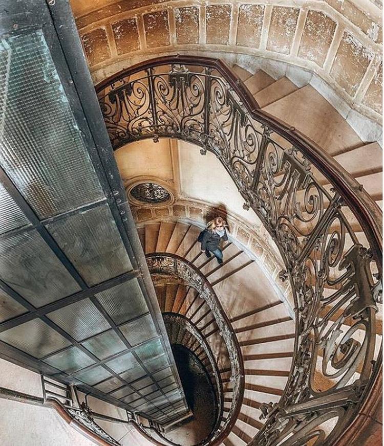 Dette svimlende syn mødte os i en af de gamle bygninger i Budapest.  Foto: @1world2see