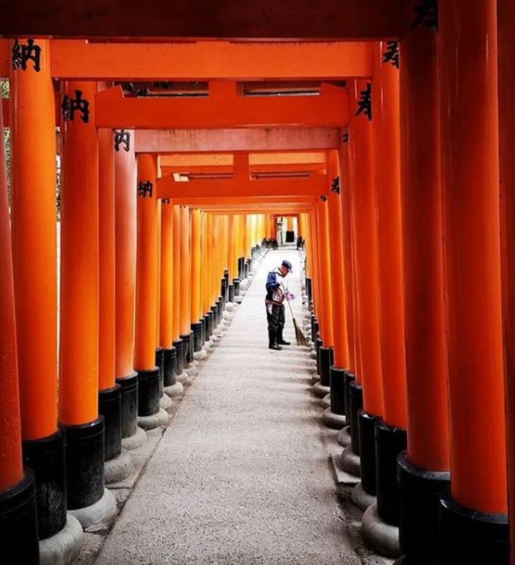 Et stille øjeblik i Kyoto, hvor der gøres rent mellem alt det orange.  Foto: @mr.gondolf