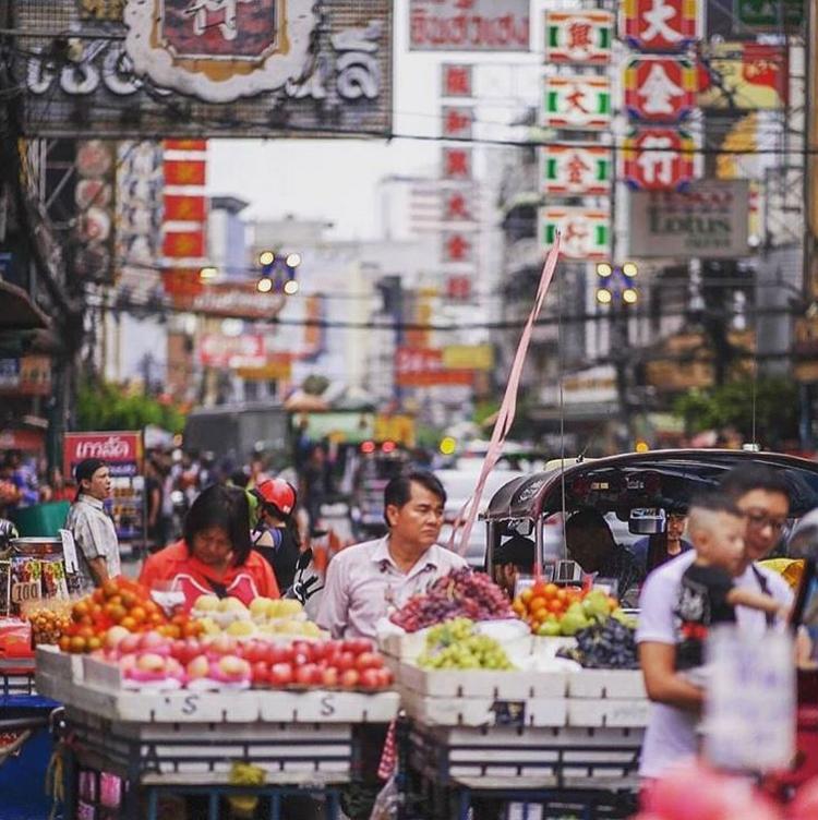 Tuktuker bringer friske varer til markedet i Chinatown i Bangkok. i Thailand.  Foto: @tuktuk.eat.repeat