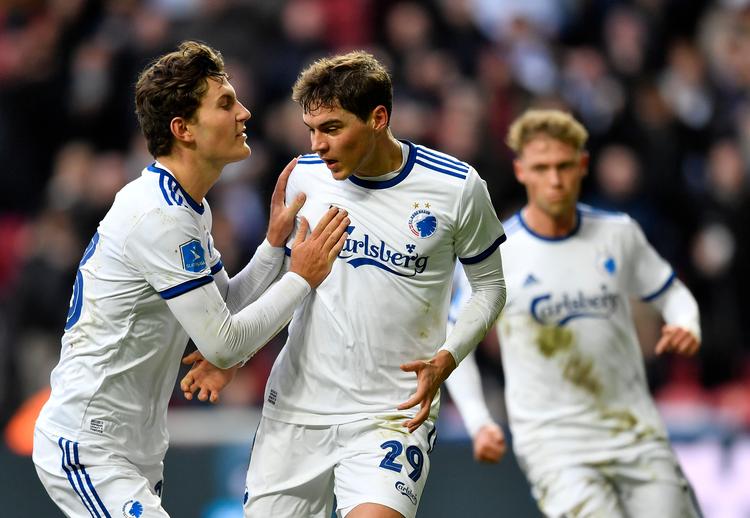 Robert Skov, FCK, har scoret til 2-0 på straffespark i Superliga opgøret i Telia Parken i København mellem FC København og Vejle søndag den 3. marts 2019 og fejrer det med Jonas Wind. Skov er netop udtaget til landsholdet for første gang, mens Wind kan få debut på U21-landsholdet. 
   Foto: Lars Møller/Ritzau Scanpix