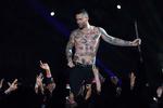 Adam Levine fra Maroon 5 kan knuse selv de mest modstandsdygtige pigehjerter, men hans poptekster indeholder nogle gange voldelige temaer.
   Foto: Timothy A. Clary/Ritzau Scanpix