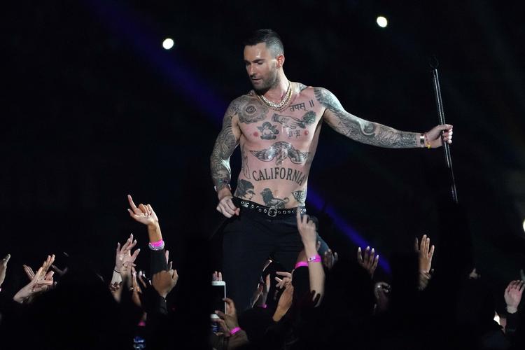 Adam Levine fra Maroon 5 kan knuse selv de mest modstandsdygtige pigehjerter, men hans poptekster indeholder nogle gange voldelige temaer.
   Foto: Timothy A. Clary/Ritzau Scanpix