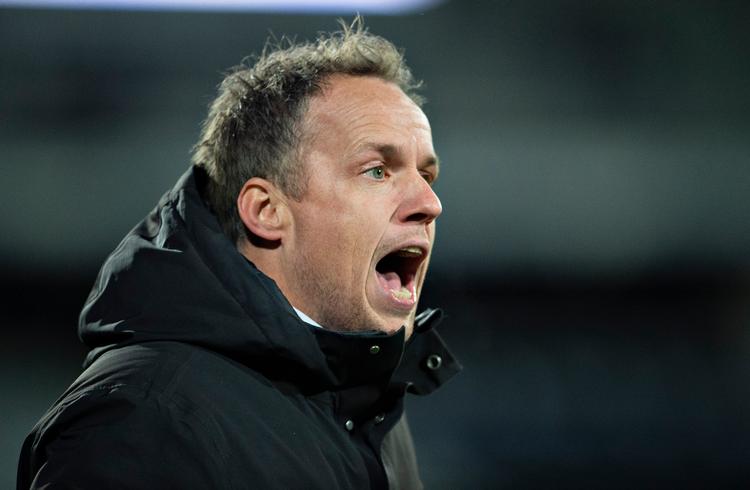 Jakob Michelsen har som træner vundet sølv i Superligaen med SønderjyskE, og nu skal han i mesterskabsspillet med OB og spille efter bronzemedaljerne. Guldet og sølvet fordeler FCK og FCM mellem sig.
    OB's cheftræner Jakob Michelsen i Superligakampen mellem AGF og OB på Ceres Park i Aarhus , mandag 11. marts 2019.. (Foto: Henning Bagger/Ritzau Scanpix)
   Foto: Henning Bagger/Ritzau Scanpix
