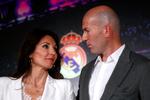 Zinedine Zidane sammen med sin hustru, Veronique, ved dagens pressemøde i Real Madrid.  Foto: Susana Vera/Ritzau Scanpix