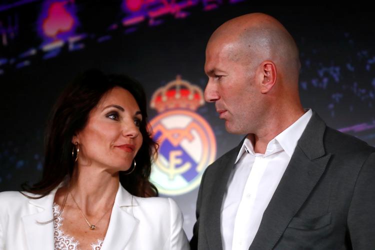Zinedine Zidane sammen med sin hustru, Veronique, ved dagens pressemøde i Real Madrid.  Foto: Susana Vera/Ritzau Scanpix