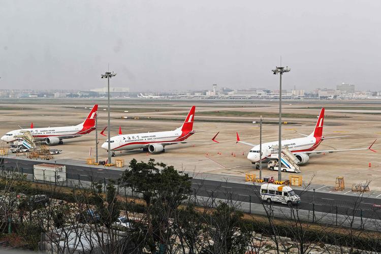 Tre Boeing 737 MAX 8 fly fra Shanghai Airlines er parkeret i Shanghai Hongqiao International Airport. Flyselskabet er blevet beordret til at holde fly af den type på jorden indtil videre efter flystyrtet i Etiopien. Alle 157 personer om bord mistede livet.   Foto: Str/Ritzau Scanpix