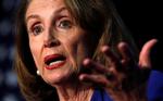 Nancy Pelosi afviser overfor Washington Post at indlede en rigsretssag mod præsident Trump. Det kan splitte landet - og kan få konsekvenser for Demokraterne.  Foto: Kevin Lamarque/Ritzau Scanpix