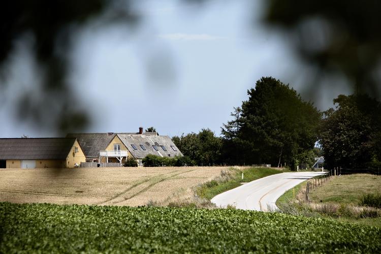  Huset, hvor plejefamilien i Mern-sagen boede. I 2012 blev de to plejeforældre dømt skyldige i vold og mishandling. Nu stævner to plejebørn Vordingborg Kommune for ikke at gribe ind, da de i en lang årrække blev mishandlet. Foto: Joachim Adrian/POLFOTO