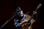 Neil Young gav i 2016 koncert på Roskilde Festival, en koncert Politikens anmelder gav seks hjerter.   
   Foto: Thomas Borberg/POLFOTO