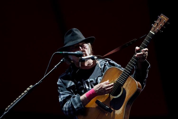 Neil Young gav i 2016 koncert på Roskilde Festival, en koncert Politikens anmelder gav seks hjerter.   
   Foto: Thomas Borberg/POLFOTO