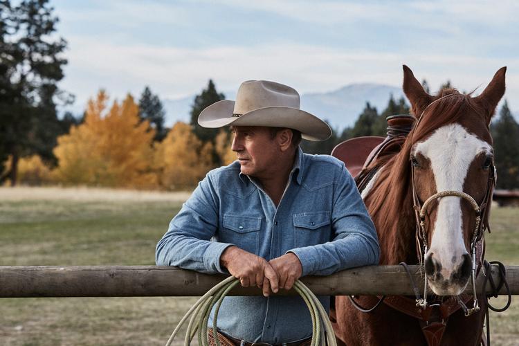 I de ordløse pauser mellem de livskloge replikker, spiller Kevin Costner faktisk godt som patriark og moderne cowboy.  