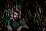 På Manus følte Behrouz Boochani sig som en fremmed. Han søgte hurtigt isolationen, ensomheden, og han oplevede en stadig større tilknytning til naturen. Til træernes rødder i jorden, til vinden og havet og junglen.  Foto: Ashley Gilbertson/Ritzau Scanpix