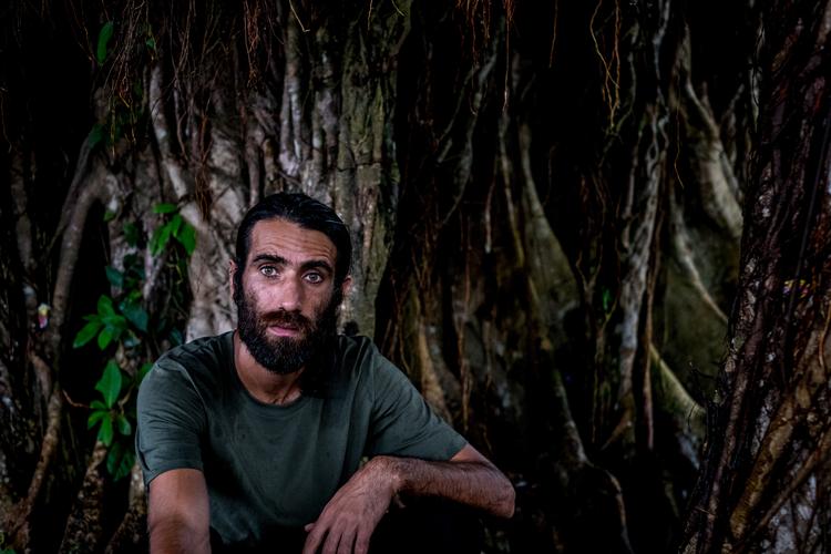 På Manus følte Behrouz Boochani sig som en fremmed. Han søgte hurtigt isolationen, ensomheden, og han oplevede en stadig større tilknytning til naturen. Til træernes rødder i jorden, til vinden og havet og junglen.  Foto: Ashley Gilbertson/Ritzau Scanpix