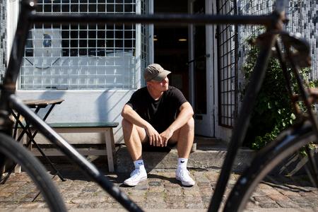 
    Sanger Thøger Dixgaard fotograferet på cafeen Heimdalsgade 22.
   Foto: Emma Sejersen/POLFOTO