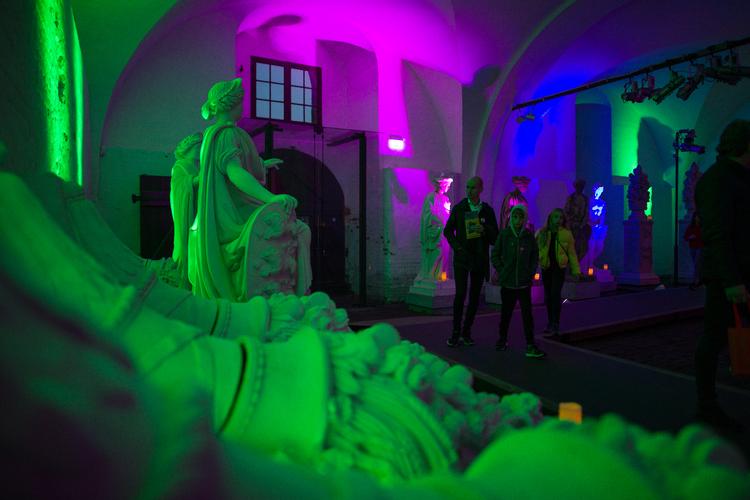 På en halvanden kilometers motionsløb kommer børnene på Den Lille Kulturnat forbi steder, hvor man normalt ikke må løbe. Blandt andet Kongernes Lapidarium. Pr-foto Astrid Maria B. Rasmussen