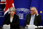 Theresa May og EU-Kommissionens formand, Jean-Claude Juncker, fik en tillægsaftale til skilsmisseaftalen på plads i aftes - i aften skal det britiske parlament stemme om aftalen.  Foto: Vincent Kessler/Ritzau Scanpix