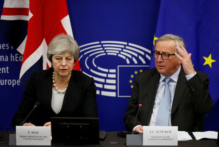 Theresa May og EU-Kommissionens formand, Jean-Claude Juncker, fik en tillægsaftale til skilsmisseaftalen på plads i aftes - i aften skal det britiske parlament stemme om aftalen.  Foto: Vincent Kessler/Ritzau Scanpix