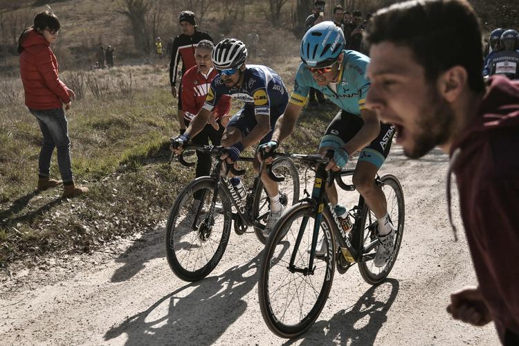 Julian Alaphilippe (t.v.) og Jakob Fuglsang var hovedpersonerne i lørdagens Strade Bianche, og nu konfronteres de igen fra i dag i det syv etaper  lange Tirreno-Adriatico.
 Foto: Marco Bertorello/Ritzau Scanpix