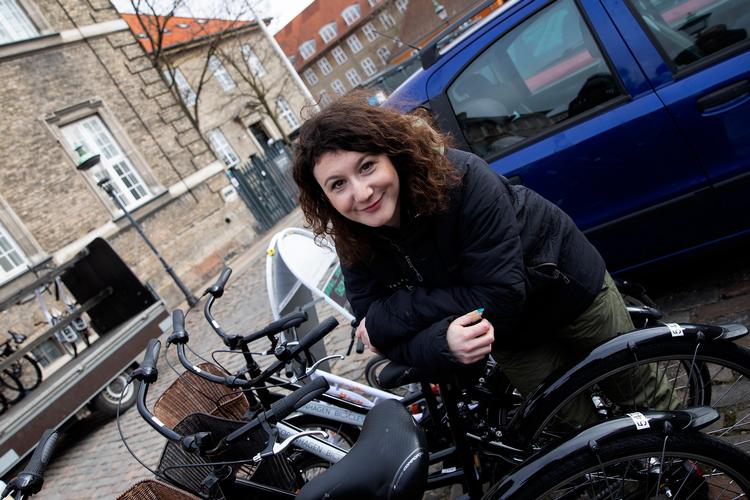 
Cykelhandler Yael Bassan var med til at arrangere tirsdagens protestparkering af lejecykler foran transportminister Ole Birk Olesens ministerium. Hun er vred over, at ministeren vil give firmaer med lejecykler og løbehjul lov at stille deres køretøjer over alt, så længe der ikke findes et kommunalt regelsæt for dem.
   Foto: Finn Frandsen/POLFOTO