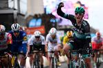 Ireren Sam Bennetts sejr på 3. etape i Paris-Nice er en kendsgerning. Yderst til venstre ses nr. 2 og 3 australieren Caleb Ewan og hollænderen Fabio Jakobsen, mens de to foregående  dages sejrherre Dylan Groenewegen i gult er klart slået som nr. 9.
 Foto: Anne-christine Poujoulat/Ritzau Scanpix