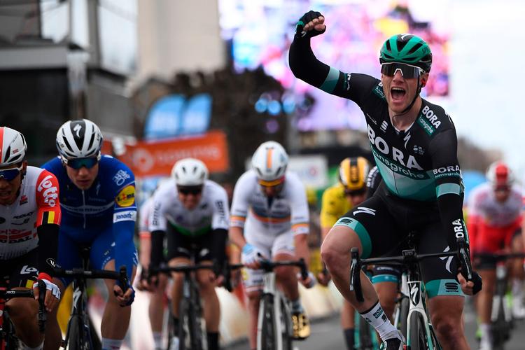 Ireren Sam Bennetts sejr på 3. etape i Paris-Nice er en kendsgerning. Yderst til venstre ses nr. 2 og 3 australieren Caleb Ewan og hollænderen Fabio Jakobsen, mens de to foregående  dages sejrherre Dylan Groenewegen i gult er klart slået som nr. 9.
 Foto: Anne-christine Poujoulat/Ritzau Scanpix