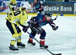 Esbjergs Sune Hjulmand (tv.) i duel med Frederikshavns  Evan Jasper i tredje kvartfinalekamp tirsdag aften. Denne gang kunne Esbjerg dog ikke overraske favoritterne. 
   Foto: Henning Bagger/Ritzau Scanpix