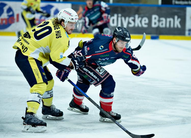 Esbjergs Sune Hjulmand (tv.) i duel med Frederikshavns  Evan Jasper i tredje kvartfinalekamp tirsdag aften. Denne gang kunne Esbjerg dog ikke overraske favoritterne. 
   Foto: Henning Bagger/Ritzau Scanpix