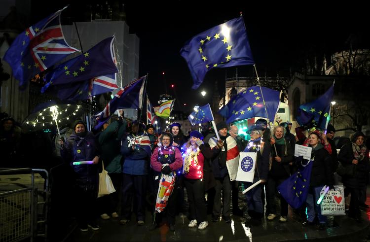 Glade anti-Brexit-demonstranter foran parlamentet, efter at et flertal har forkastet Theresa Mays updaterede skilsmisseaftale med EU.
   Foto: Hannah Mckay/Ritzau Scanpix