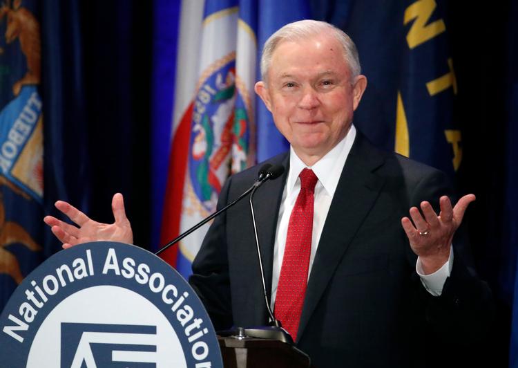I sin bog beskriver den tidligere næstkommanderende i FBI, Andrew McCabe, Trumps første justitsminister Jeff Sessions (billedet) som en smådum racist. Foto: Alex Brandon/AP
