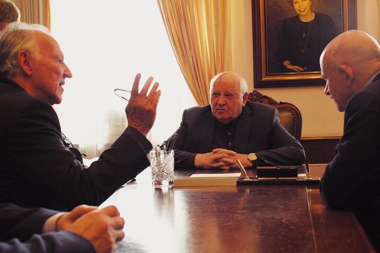 Werner Herzog har bedre forudsætninger end de fleste for at komme ind i hovedet på Mikhail Gorbatjov og samtidig fortælle historien om den russiske folkesjæl. Den tyske instruktør er russisk gift og har færdedes i Rusland, siden det stadig var Sovjetunionen.  Foto: Fra filmen