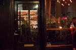 Baren Deco har netop slået dørene op i Ny Adelgade. Og selvom der er 135 kroners-cocktails og østers på menuen, fastslår ejeren, at der skal være plads til alle - og al slags påklædning. Pr-foto Palæ Bar