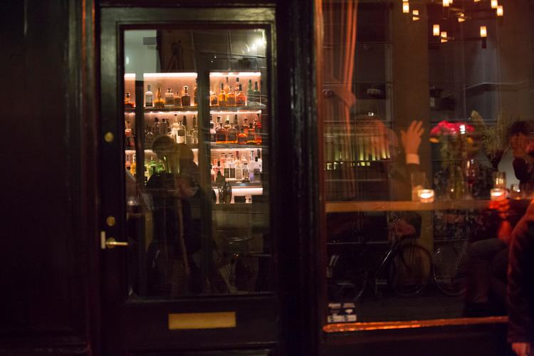 Baren Deco har netop slået dørene op i Ny Adelgade. Og selvom der er 135 kroners-cocktails og østers på menuen, fastslår ejeren, at der skal være plads til alle - og al slags påklædning. Pr-foto Palæ Bar