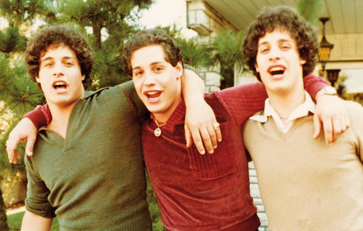 'Three Identical Strangers' følger de identiske trillinger, som intet kender til hinandens eksistens. Foto: Fra filmen