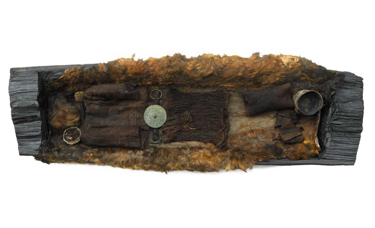 Gravpræparat: Egtvedpigen i kisten, set ovenfra. Foto: Roberto Fortuna og Kira Ursem / Nationalmuseet. 