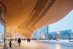 Helsinkis nye centrabibliotek er en af byens nye arkitektoniske perler. Her er kun 100.000 bøger på reolerne, resten finder man digitalt. Til gengæld skal det være Helsinkis nye mødested med plads til forskellige begivenheder.  Foto: Tuomas Uusheimo