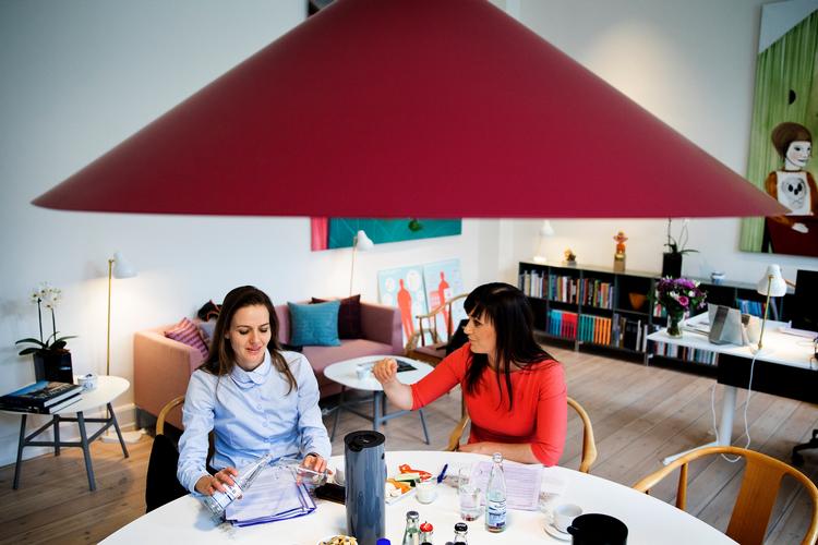 Innovationsminister Sophie Løhde (th) og sundhedsminister Ellen Trane Nørby vil Danmark førende i kunstig, men etisk intelligens.  Foto: Finn Frandsen/POLFOTO