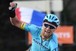 Magnus Cort har overrasket rivalerne og krydser stregen som sikker vinder af 4. etape i Paris-Nice. Foto: Anne-christine Poujoulat/Ritzau Scanpix