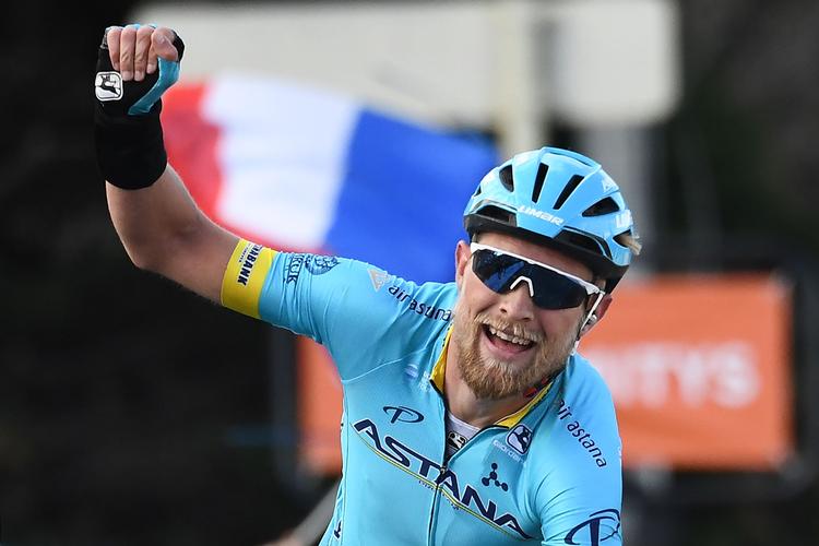 Magnus Cort har overrasket rivalerne og krydser stregen som sikker vinder af 4. etape i Paris-Nice. Foto: Anne-christine Poujoulat/Ritzau Scanpix