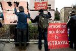 Brexit, basta. Foran det britiske parlamentet havde demonstranterne i går travlt med at protestere mod ethvert forsøg på at blødgøre Brexit. Foto: Peter Hove Olesen   Foto: Peter Hove Olesen/POLFOTO