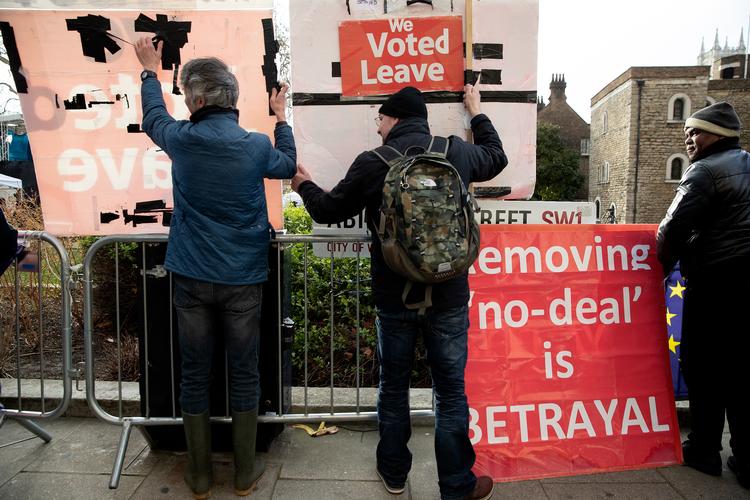 Brexit, basta. Foran det britiske parlamentet havde demonstranterne i går travlt med at protestere mod ethvert forsøg på at blødgøre Brexit. Foto: Peter Hove Olesen   Foto: Peter Hove Olesen/POLFOTO