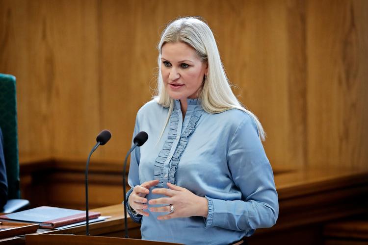 
Venstres politiske ordfører, Britt Bager, har fået 100.000 kroner af hemmelig donor, selv om loven siger, at man kun kan være anonym, hvis man donerer for mindre end 20.900 kroner. 
   Foto: Jens Dresling/POLFOTO