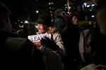 Med et lamineret skilt med ordene 'Leave Means Leave' i hænderne, har Pam Watts netop hørt nyheden inde fra Underhuset i Westminster. Foto: Peter Hove Olesen/POLFOTO